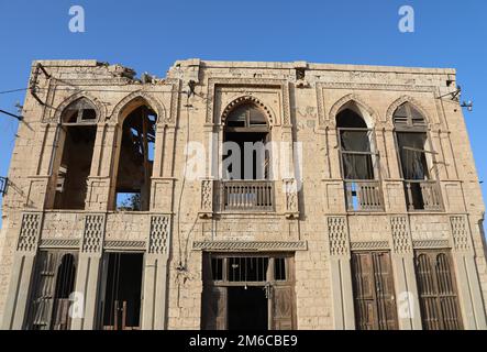 Haus des Mammub Mohammed Nahari mit osmanischen Fenstern in der Altstadt von Massawa Stockfoto