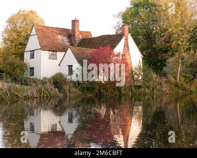 Willy lottet das Cottage in der flatford-Fabrik in suffolk in den herbstlichen Reflexionen am See Stockfoto