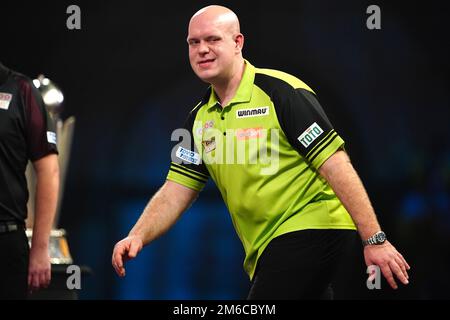 Michael van Gerwen reagiert während der Cazoo Darts World Championship gegen Michael Smith im Alexandra Palace, London. Foto: Dienstag, 3. Januar 2023. Stockfoto