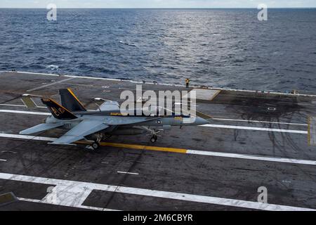 Atlantik, Vereinigte Staaten. 30. Dezember 2022. EIN US-AMERIKANISCHER Navy F/A-18E Super Hornet Fighter Jet, angeschlossen an die Rampager des Strike Fighter Squadron 83, landet auf dem Flugdeck an Bord des Flugzeugträgers der Nimitz-Klasse USS Dwight D. Eisenhower auf dem Atlantik, 30. Dezember 2022 vor der Küste von Virginia, USA. Kredit: MCS Nicholas Rodriguez/USA Navy Photo/Alamy Live News Stockfoto