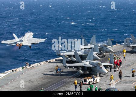 USS Nimitz, USA. 02. Januar 2023. EIN US-AMERIKANISCHER Navy F/A-18E Super Hornet Fighter Aircraft vom Blue Diamonds of Strike Fighter Squadron 146 startet vom Cockpit des Flugzeugträgers der Nimitz-Klasse USS Nimitz, der am 2. Januar 2023 Routineeinsätze in der Philippinen See durchführt. Kredit: MC1 Nathan Laird/U.S Navy Photo/Alamy Live News Stockfoto