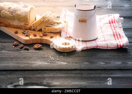 In Scheiben geschnitten Pound Cake auf hölzernen Tisch Stockfoto