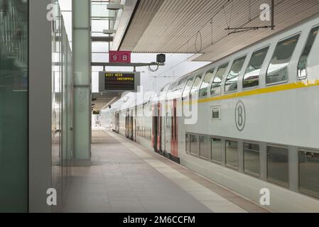 Gent, Flämische Region — Belgien. 22-08-2021. Leerer Bahnsteig und Wagen am Bahnhof Stockfoto