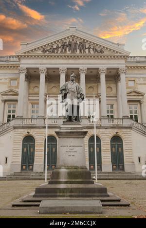 Gent, Flämische Region — Belgien. 22-08-2021. Statue von Hippolyte Metdepenningen. Belgischer Anwalt, Präsident der Anwaltskammer Gent und eine Politikerin Stockfoto