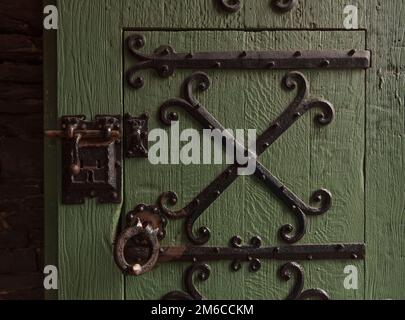 Gent, Flämische Region — Belgien. 22-08-2021. Das Gravensteen ist eine mittelalterliche Burg in Gent. Fragment des zentralen Holztors Stockfoto