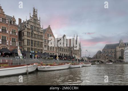 Gent, Flämische Region — Belgien. 22-08-2021. Blick auf den zentralen Kanal und den Ufer von Gent. Herbstlandschaft Stockfoto