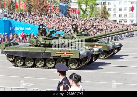 Russischer Militärtransport bei der Parade am jährlichen Siegesfeiertag, 9. Mai 2017 in Samara, Russland. Stockfoto