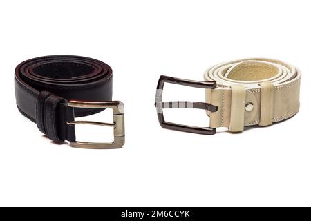 Gedrehte weiße und schwarze Ledergürtel liegen auf weißem Hintergrund Stockfoto