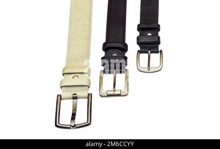 Auf weißem Hintergrund befinden sich drei Ledergürtel Stockfoto