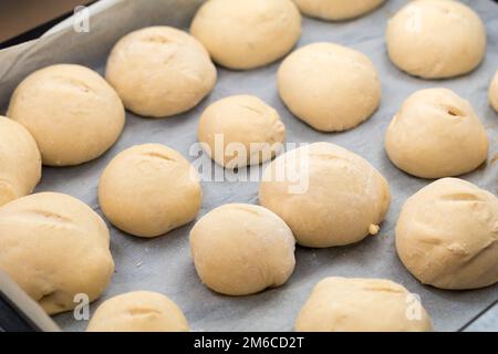 Frisch gebackene weiße Brötchen als Beweis Stockfoto