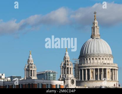 LONDON, Großbritannien - 17. Oktober 2017: St. Blick auf Paul's Cathedral von der Themse. Stockfoto