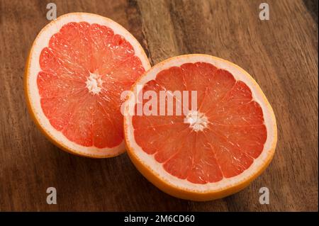 Frisch geschnittene rosa Grapefruithälften Stockfoto