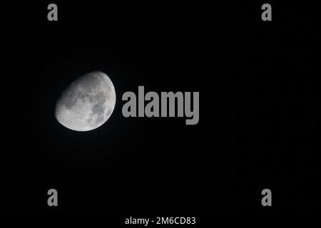 Wachsen des Gibbous Moon mit Text oder Kopierbereich Stockfoto