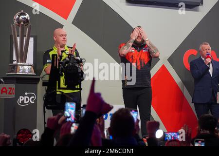 LONDON, VEREINIGTES KÖNIGREICH - JANUAR 4: Michael van Gerwen aus den Niederlanden und Michael Smith aus England am 7. Tag der Cazoo-Darts-Weltmeisterschaft im Alexandra Palace am 21. Dezember 2022 in London, England. (Foto: Pieter Verbeek/BSR Agency) Kredit: BSR Agency/Alamy Live News Stockfoto