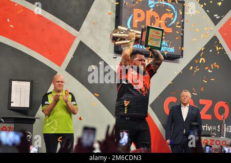LONDON, VEREINIGTES KÖNIGREICH - JANUAR 3: Michael Smith of England reagiert am 7. Tag der Cazoo World Darts Championship im Alexandra Palace am 21. Dezember 2022 in London, England. (Foto: Pieter Verbeek/BSR Agency) Kredit: BSR Agency/Alamy Live News Stockfoto