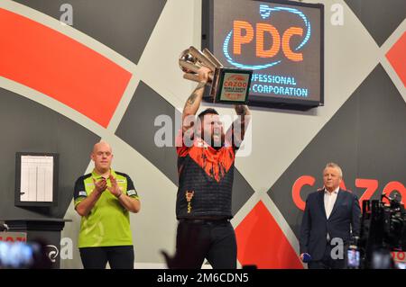 LONDON, VEREINIGTES KÖNIGREICH - JANUAR 3: Michael Smith of England reagiert am 7. Tag der Cazoo World Darts Championship im Alexandra Palace am 21. Dezember 2022 in London, England. (Foto: Pieter Verbeek/BSR Agency) Kredit: BSR Agency/Alamy Live News Stockfoto