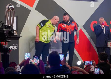 LONDON, VEREINIGTES KÖNIGREICH - JANUAR 4: Michael van Gerwen aus den Niederlanden und Michael Smith aus England am 7. Tag der Cazoo-Darts-Weltmeisterschaft im Alexandra Palace am 21. Dezember 2022 in London, England. (Foto: Pieter Verbeek/BSR Agency) Kredit: BSR Agency/Alamy Live News Stockfoto