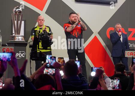 LONDON, VEREINIGTES KÖNIGREICH - JANUAR 4: Michael van Gerwen aus den Niederlanden und Michael Smith aus England am 7. Tag der Cazoo-Darts-Weltmeisterschaft im Alexandra Palace am 21. Dezember 2022 in London, England. (Foto: Pieter Verbeek/BSR Agency) Kredit: BSR Agency/Alamy Live News Stockfoto