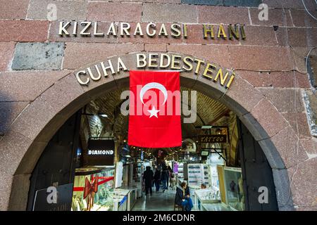 Izmir, Türkei - Dezember 2022: Kizlaragasi-Basar im Kemeralti-Viertel, erbaut im Jahr 1744 und einer der beliebtesten traditionellen Basare in Izmir. Stockfoto