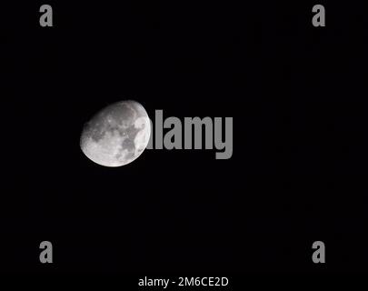 Wachsender Gibbous Moon mit Copy Space nach rechts Stockfoto