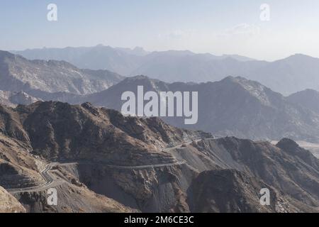 Al Hada Berg in Taif City, Saudi-Arabien mit schöner Aussicht auf Berge und Al Hada Straße dazwischen die Berge. Stockfoto