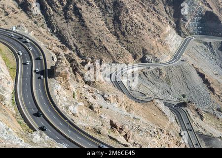 Al Hada Berg in Taif City, Saudi-Arabien mit schöner Aussicht auf Berge und Al Hada Straße dazwischen die Berge. Stockfoto