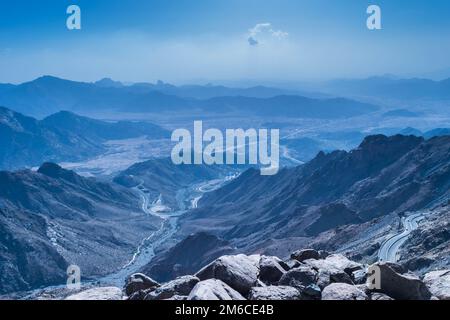 Al Hada Berg in Taif City, Saudi-Arabien mit schöner Aussicht auf Berge und Al Hada Straße dazwischen die Berge. Stockfoto