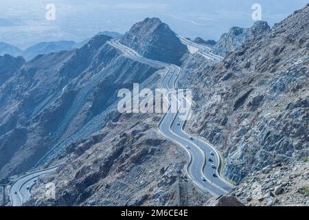 Al Hada Berg in Taif City, Saudi-Arabien mit schöner Aussicht auf Berge und Al Hada Straße dazwischen die Berge. Stockfoto