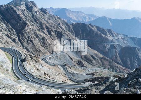 Al Hada Berg in Taif City, Saudi-Arabien mit schöner Aussicht auf Berge und Al Hada Straße dazwischen die Berge. Stockfoto