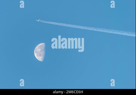 Abnehmender Mond in der Nähe von Gibbous letztes Viertel, tagsüber Geschossen mit einem Flugzeug über den Mond. Stockfoto