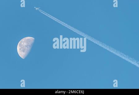 Abnehmender Mond in der Nähe von Gibbous letztes Viertel, tagsüber Geschossen mit einem Flugzeug über den Mond. Stockfoto