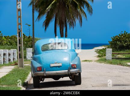 Amerikanischer blauer Oldtimer vor dem Strand in Varadero Cuba - Serie Cuba Reportage Stockfoto