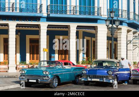 Blick auf das Leben auf der Straße mit geparkten amerikanischen Cabriolets in Havana City Cuba - Serie Stockfoto