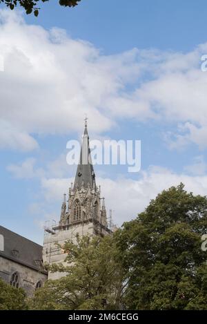 Aachen. Köln - Deutschland 24-08-2021. Aachener Dom-Kirche in Aachen. Der Turm der Kathedrale im Hintergrund des blauen Himmels Stockfoto