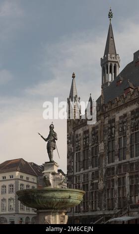 Aachen. Köln - Deutschland 24-08-2021. Statue von Karl dem Großen am Brunnen in der Marktplatz str. Stockfoto