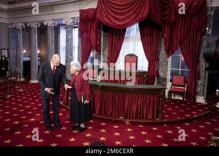 US-Senator Chuck Grassley (Republikaner von Iowa) spricht mit seiner Frau Barbara Grassley während einer feierlichen Vereidigung in den USA Capitols Alte Senatskammer, Dienstag, 3. Januar 2023. Kredit: Cliff Owen/CNP Stockfoto
