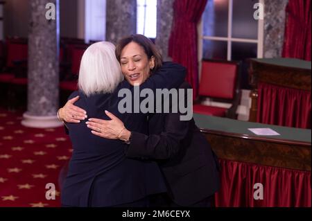 US-Vizepräsident Kamala Harris umarmt US-Senator Patty Murray (Demokrat von Washington), Präsident pro tempore des US-Senats, bevor er während einer feierlichen Vereidigung in den USA den Amtseid abgab Capitols Alte Senatskammer, Dienstag, 3. Januar 2023. Kredit: Cliff Owen/CNP Stockfoto