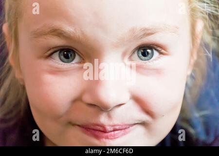 Süßes weißes Mädchen mit blondem Haar Stockfoto