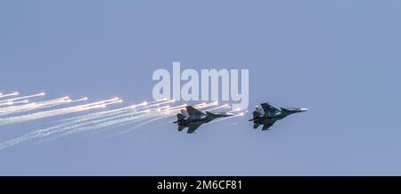 Zwei Militärflugzeuge fliegen am blauen Himmel Stockfoto