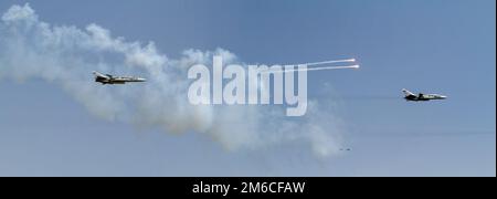 Zwei Militärflugzeuge fliegen am blauen Himmel Stockfoto