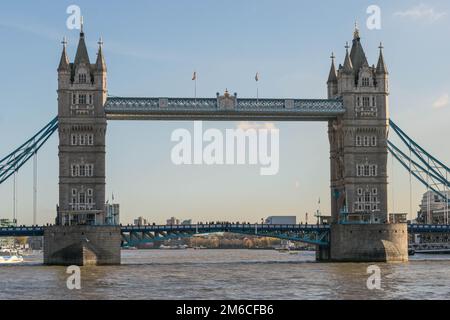 LONDON, UK, 17. Oktober 2017: Tower Bridge mit klaren Himmel, London, England Stockfoto