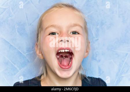 Süßes weißes Mädchen mit blondem Haar Stockfoto