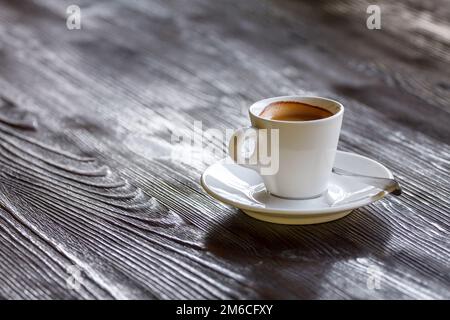 Kaffeetasse auf hölzernen Tisch Stockfoto