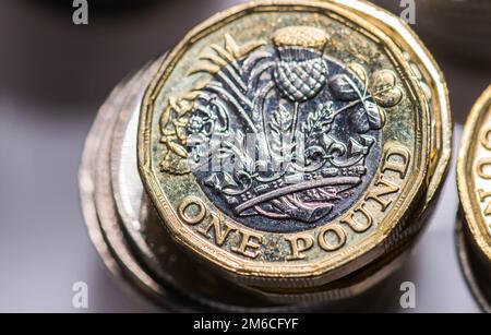 In der Nähe des Fokus Fotos der neuen britischen Pound Münze, unter anderen britischen Münzen Stockfoto