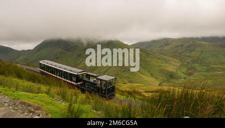 Blick von Mount Snowdon, Snowdonia, Gwynedd, Wales, Großbritannien - Blick nach Norden in Richtung Llyn Padarn und Llanberis, mit dem Snowdon Mount Stockfoto