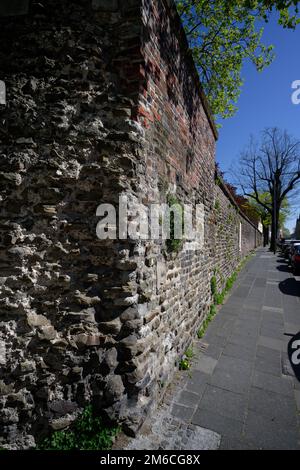 Erhaltener Teil der alten römischen Stadtmauer aus dem 1. Jahrhundert in köln Stockfoto