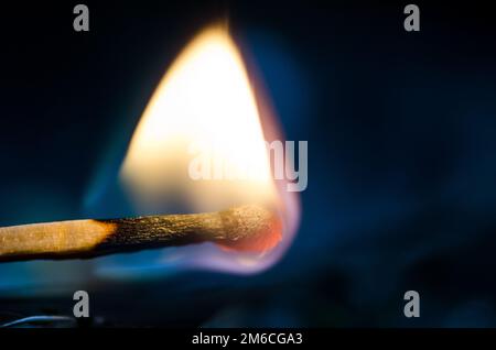 Ein Burning Match Makro auf schwarzem Hintergrund Stockfoto