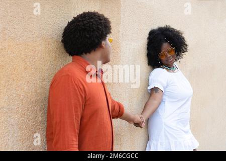 Schwarzer Mann, der neben einer Afro-Frau steht, die beide lächelt Stockfoto