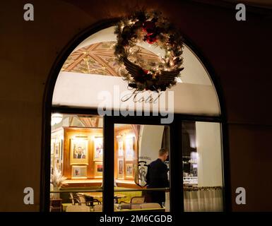 Straßburg, Frankreich - 25. Okt. 2022: Künstlerische Hotelschilder auf Glas mit Weihnachtskrone darüber - Eintritt zum Luxusrestaurant Maison Kammerzell im Zentrum von Straßburg Stockfoto