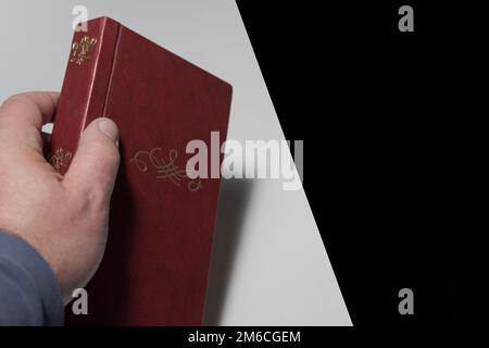 Altes braunes Buch in der Hand mit Monogramm Freier schwarzer Bereich für den Titel Stockfoto